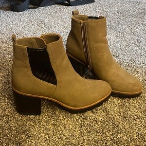 Naturalizer Tan Ankle Boots with Black Accents